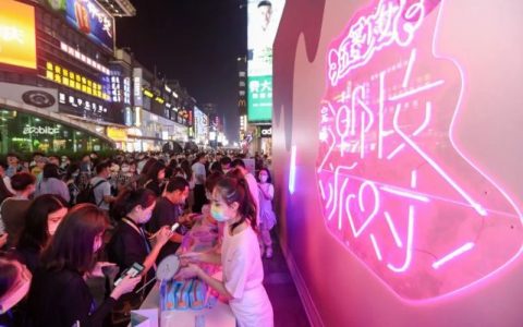五菱携手完美日记举办潮妆大秀，发布宏光MINIEV马卡龙秋色