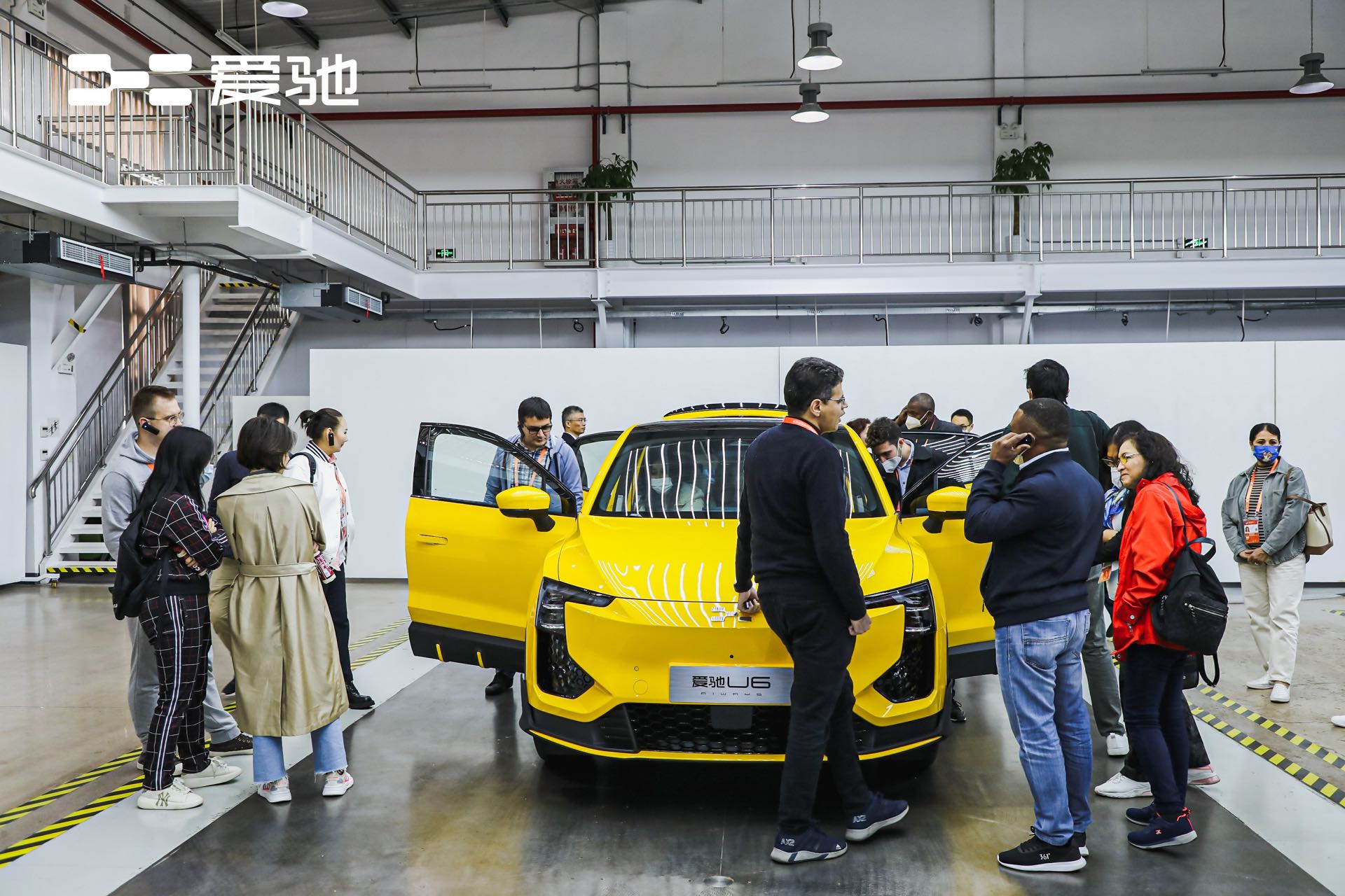 造车新势力出海一哥 海外记者团参观爱驰上海研发总部