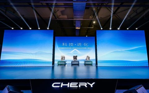 奇瑞鲲鹏超性能电混 C-DM 专用发动机及变速箱正式下线