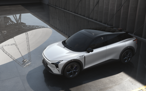 不是汽车而是「AI汽车机器人」，极越01想做智能化的天花板