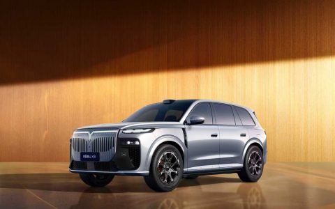 只此一家！岚图泰山X8用二排双享零重力座椅，给出大五座SUV新“享”法